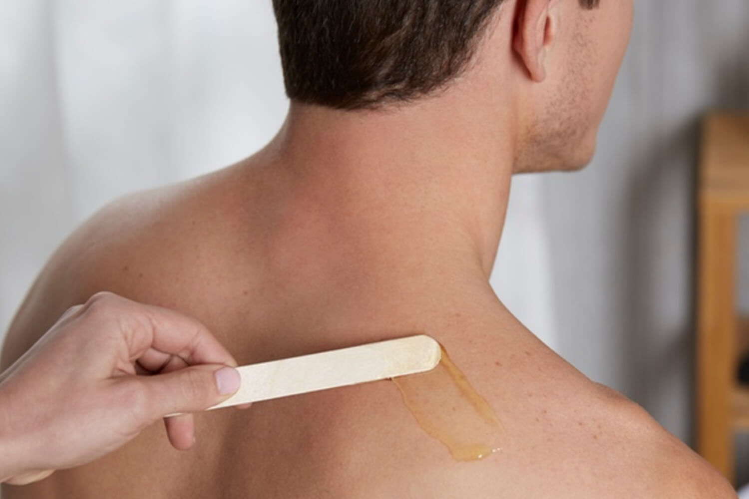 Man getting back waxed